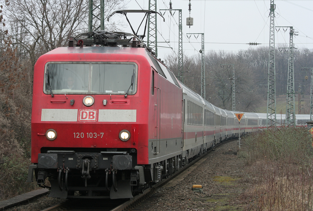 Die 120 103-7 zieht einen IC durch Kln West am 20.02.2011