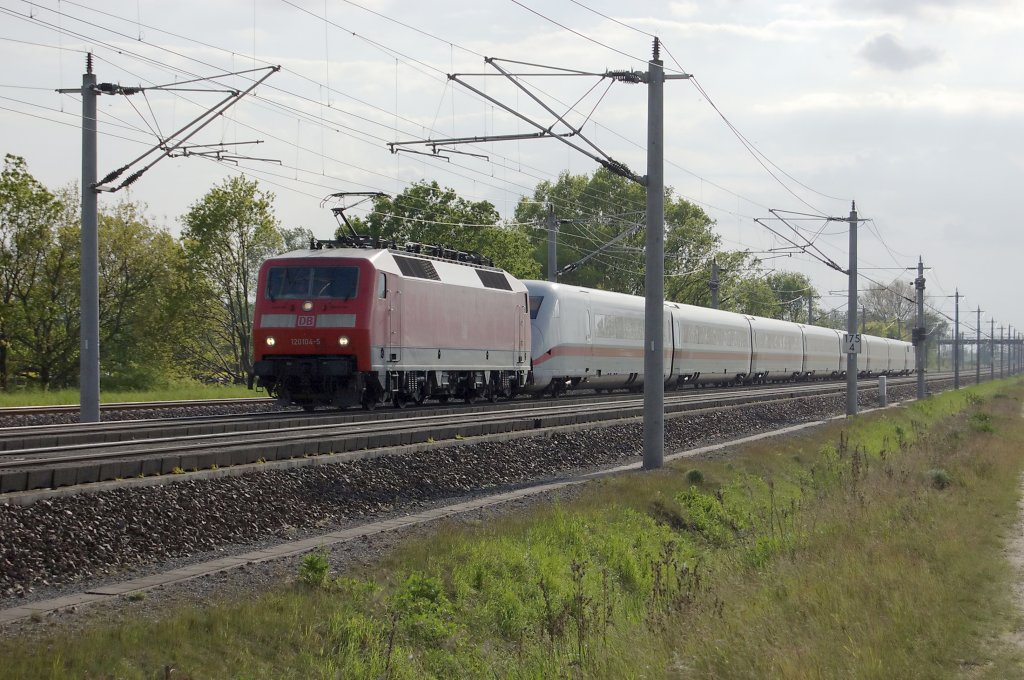 Die 120 104-5 zieht einen defekten ICE 2 zwischen Gro�wudicke und Rathenow in Richtung Berlin. 23.05.2010