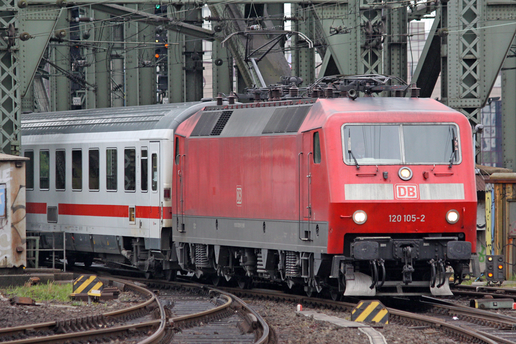 Die 120 105-2 in Kln Hbf am 07,05,10