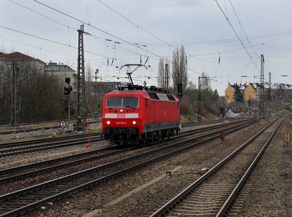 Die 120 106 am 08.04.2012 bei der Durchfahrt am Heimeranplatz (Mnchen).