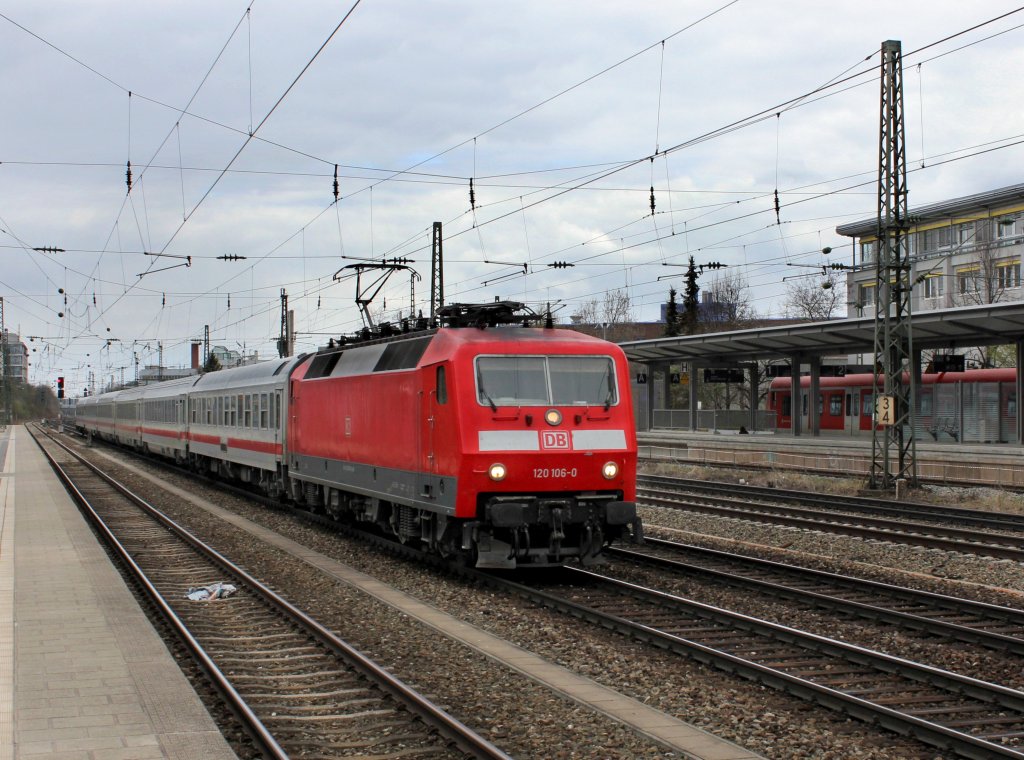 Die 120 106 mit dem IC Knigsee am 08.04.2012 bei der Durchfahrt am Heimeranplatz (Mnchen).