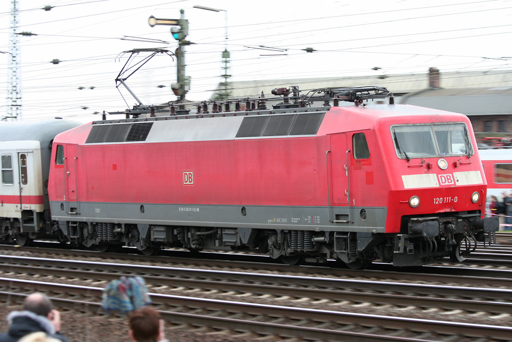 Die 120 111-0 zieht einen IC durch Koblenz L�tzel w�hrend der Lokparade am 03.04.2010