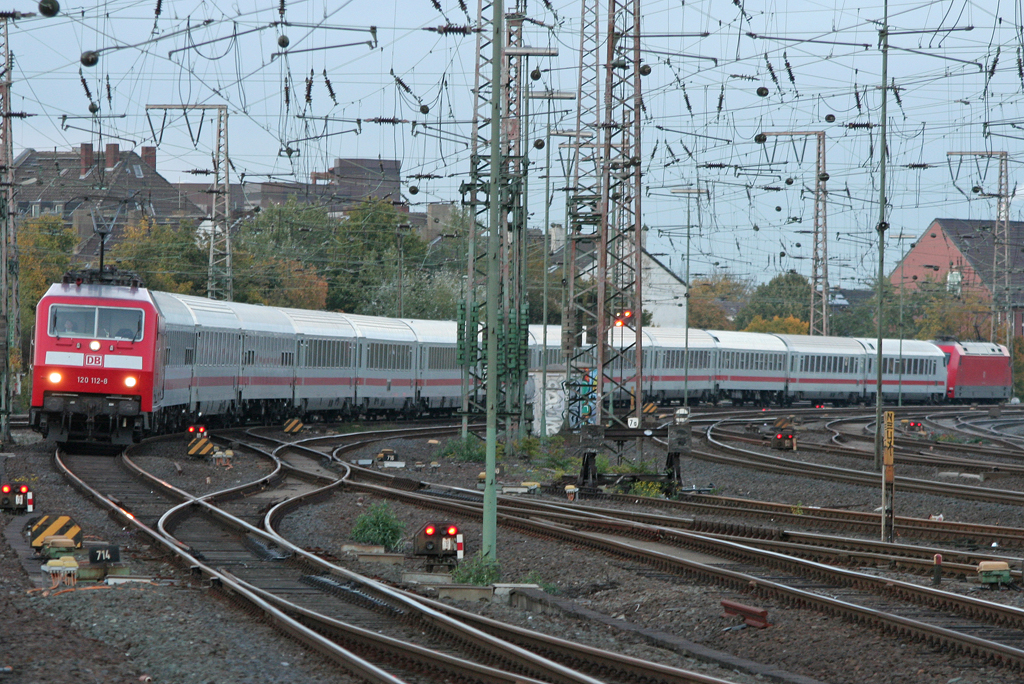 Die 120 112-9 zieht im Sandwich einen IC nach Duisburg HBF am 24.10.2010