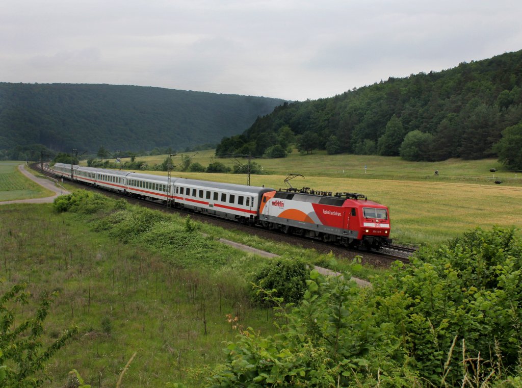 Die 120 112 mit dem IC Rottalerland am 02.06.2012 unterwegs bei Harrbach.