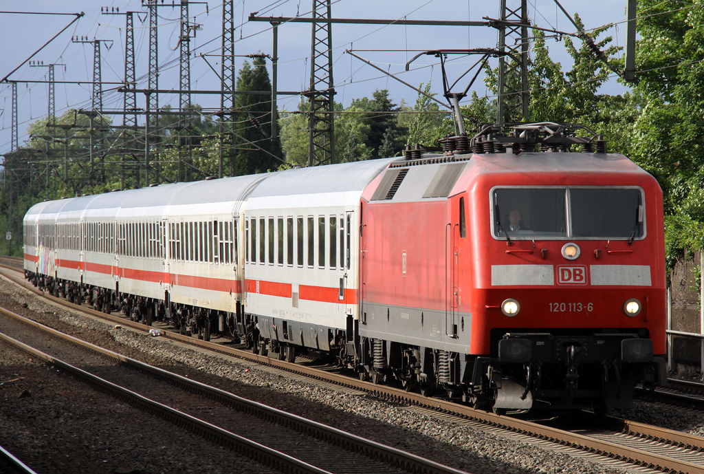 Die 120 113-6 mit einem Norddeicher IC durch Duisburg Groenbaum Richtung Koblenz am 24.06.2012