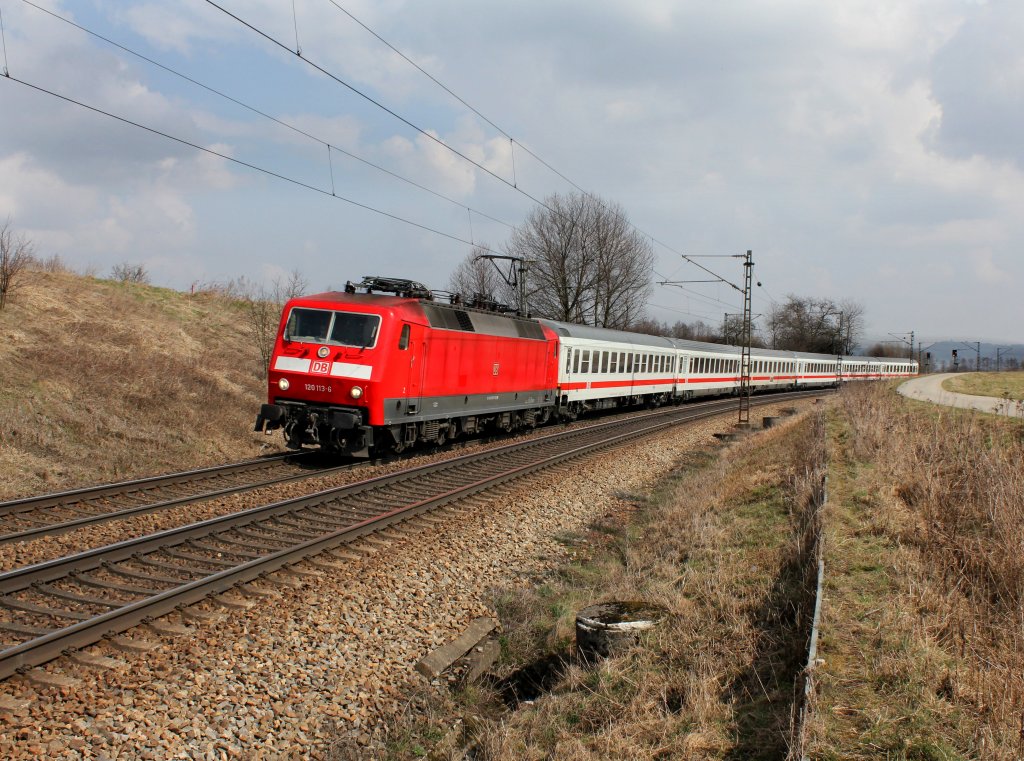 Die 120 113 mit dem IC Rottalerland am 24.03.2012 unterwegs bei P�lling.