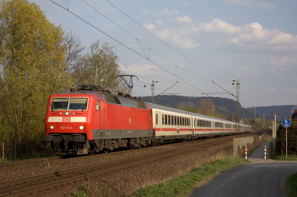 Die 120 114-4 am 03.04.2012 in Bonn Limperich.