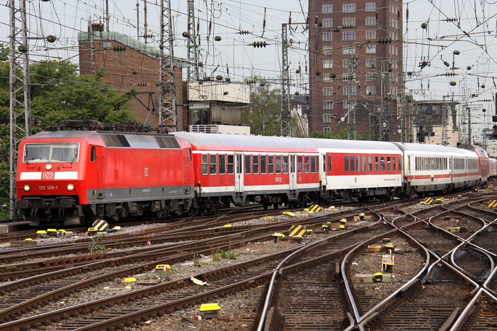 Die 120 120-1 mit dem PbZ 2476 von Frankfurt nach Dortmund bei der Einfahrt in K�ln HBF Richtung Deutzerfeld am 27.05.2012