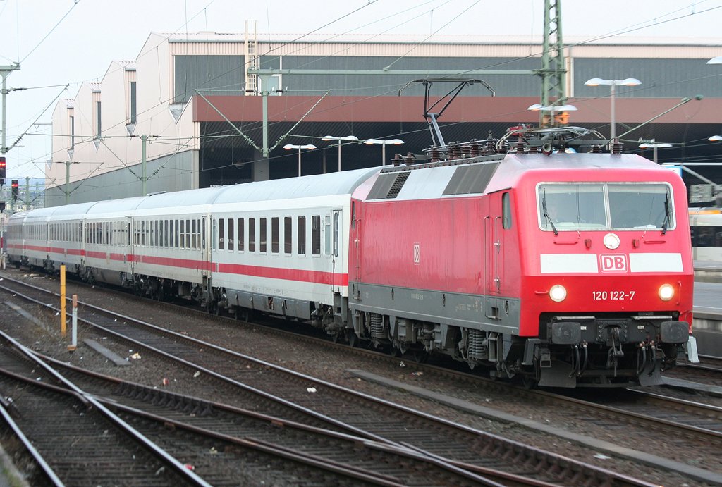 Die 120 122-7 zieht ein IC Leerzug durch Dsseldorf HBF am 17.03.2010