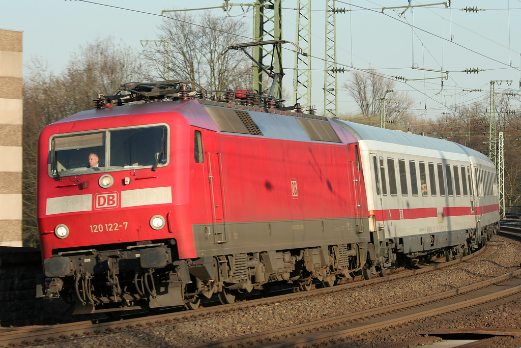 Die 120 122-7 zieht einen IC durch Dsseldorf Volksgarten am 20.03.2011