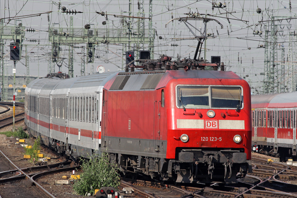 Die 120 123-5 in Frankfurt Hbf am 01,07,10