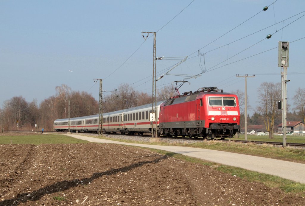 Die 120 125 mit dem IC 2083 von Freilassing nach Berchtesgaden, kurz vor dem Haltepunkt Ainring am 04.04.2013

