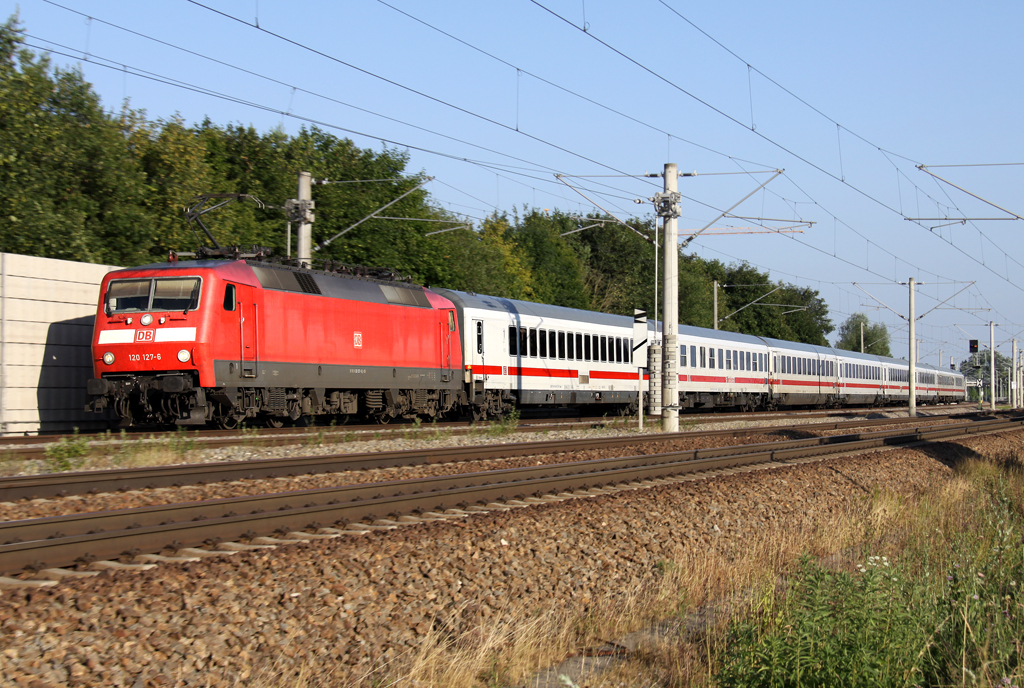Die 120 127-6 zieht einen IC von Mnchen durch Mering St. Afra nach Karlsruhe am 16.07.2013