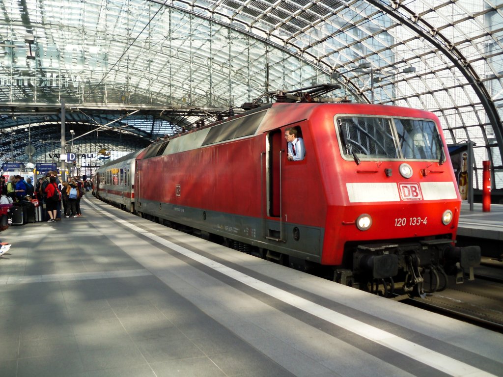 Die 120 133-4 bringt bei strahlenden Sonnenschein am 24.04.2010 den EC 340 aus Krakow  nach Berlin Hbf.