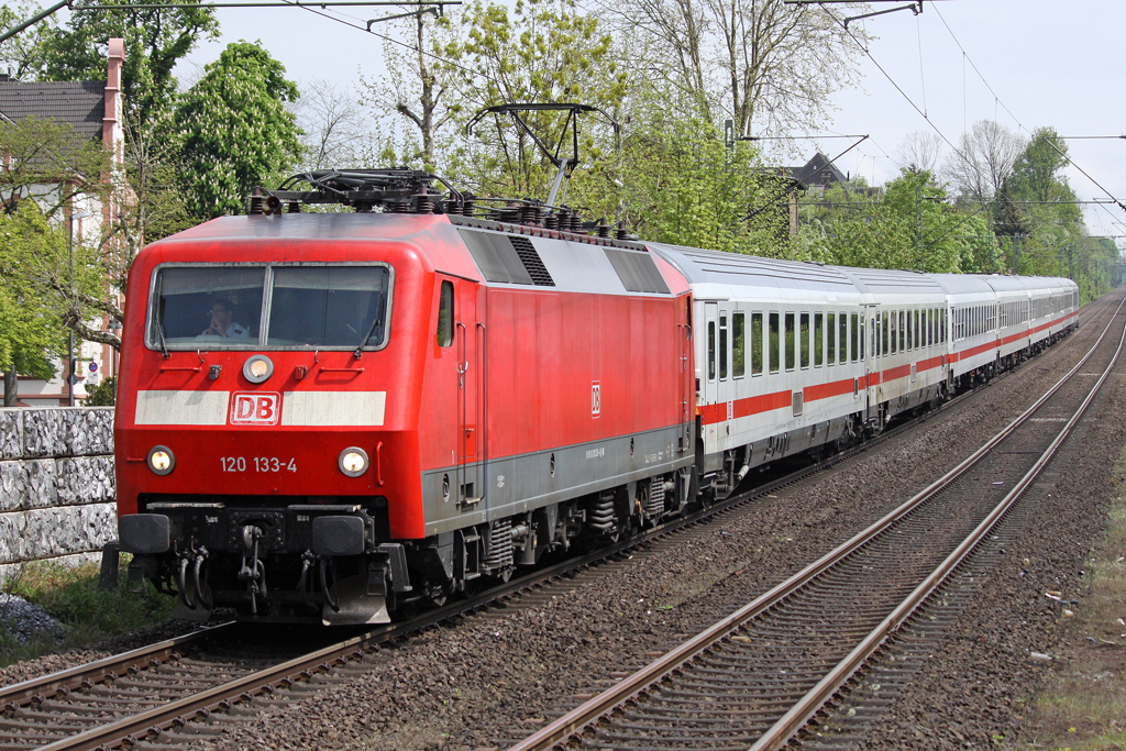 Die 120 133-4 in Erkrath am 02,05,10