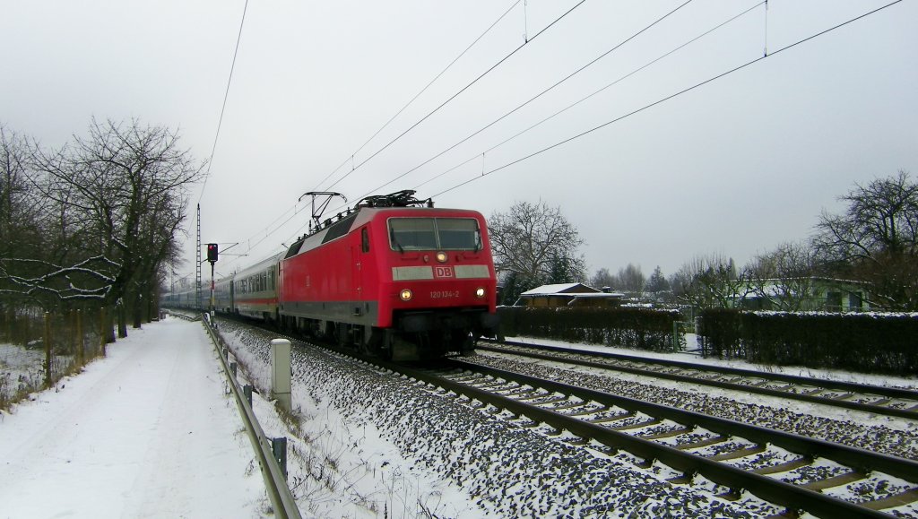 die 120 134-2 kommt mit einem IC durch Dresden-Stetzsch gefahren und bald das Ziel Dresden Hbf erreicht (25.01.2013)