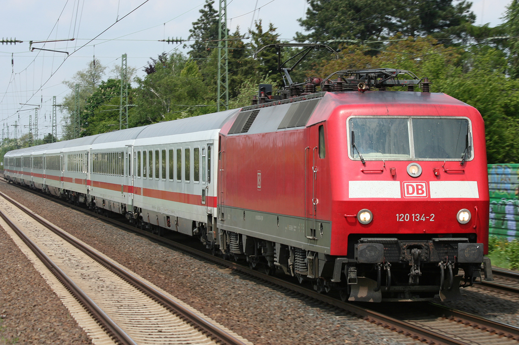 Die 120 134-2 zieht einen IC durch Angermund am 16.05.2010