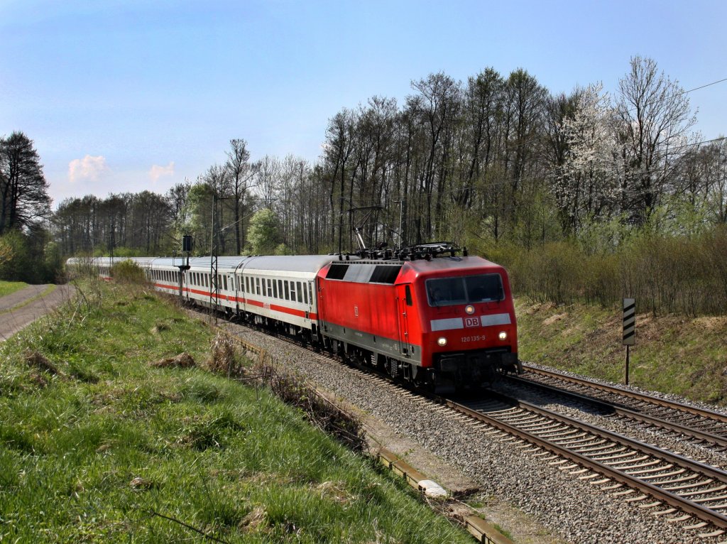 Die 120 135 am 16.04.2011 mit dem IC K�nigsee unterwegs bei Gro�karolinenfeld (B� Vogl).