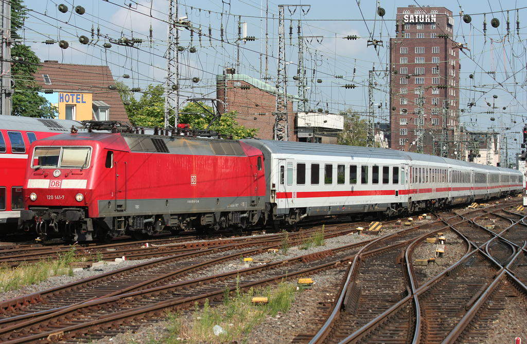 Die 120 141-7 zieht einen IC aus Kln Bbf nach Kln HBF am 18.07.2010
