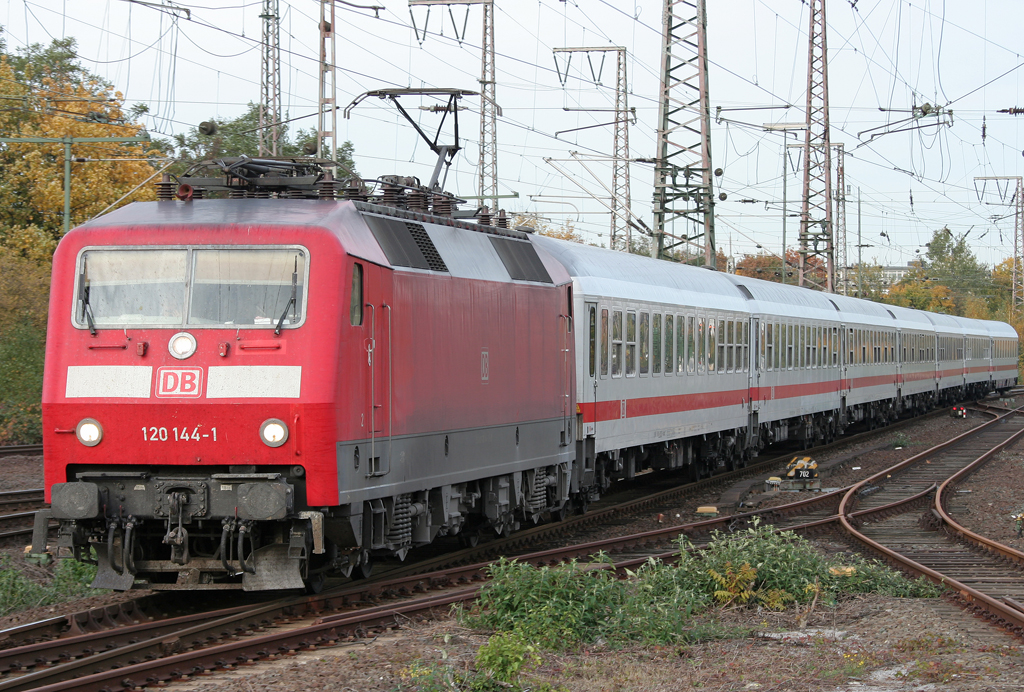 Die 120 144-1 zieht einen IC nach Duisburg HBF am 29.10.2010