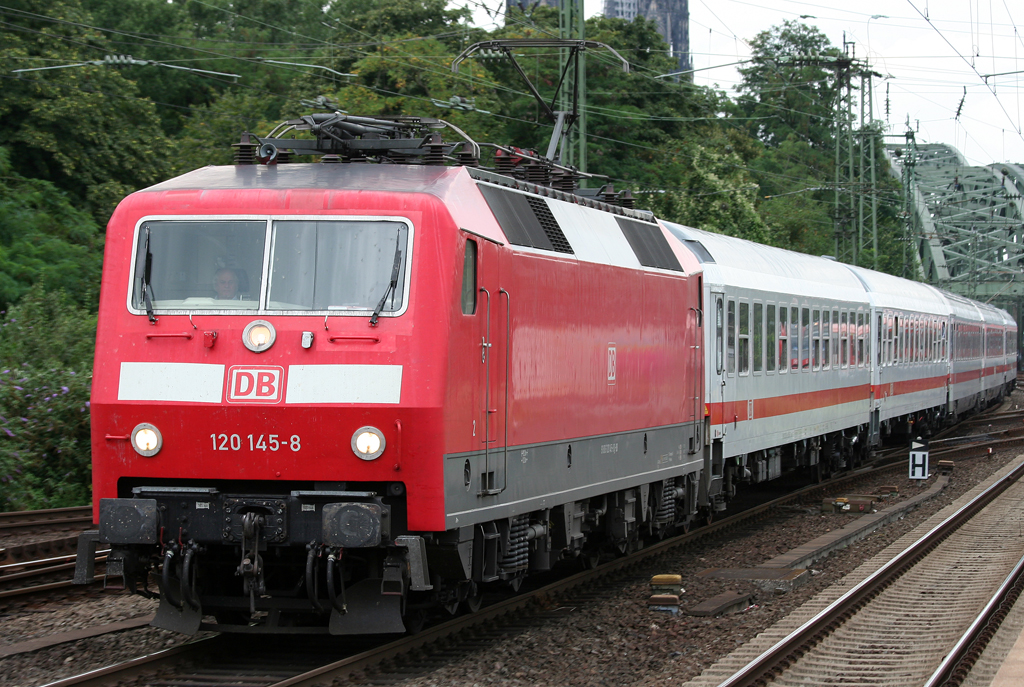Die 120 145-8 zieht einen IC durch K�ln Messe/Deutz am 13.08.2010