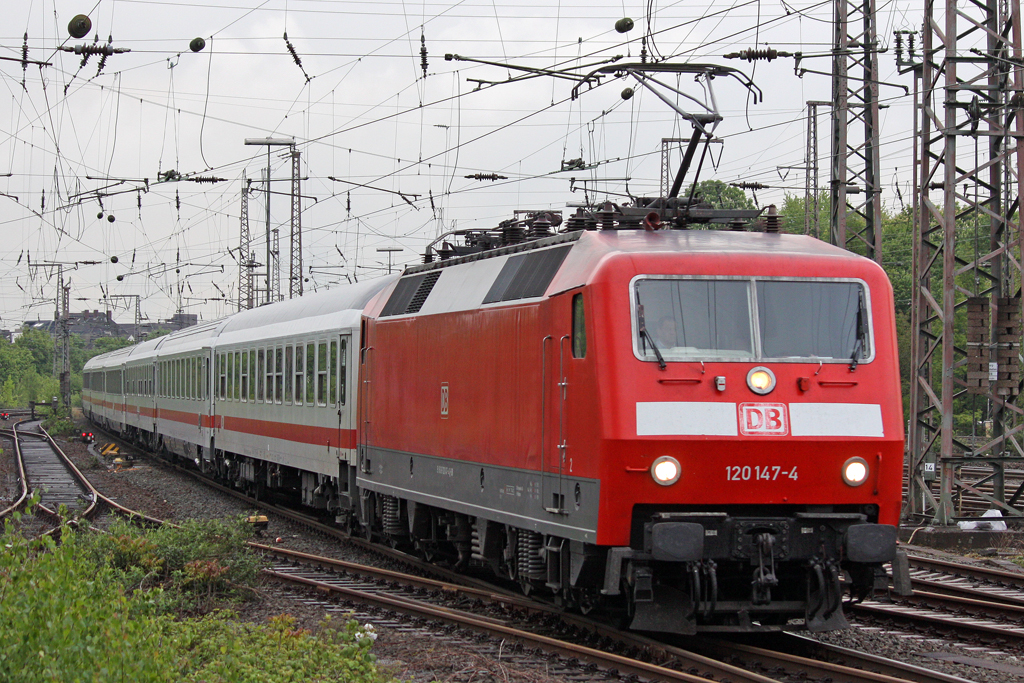 Die 120 147-4 in Duisburg Hbf am 07,05,10