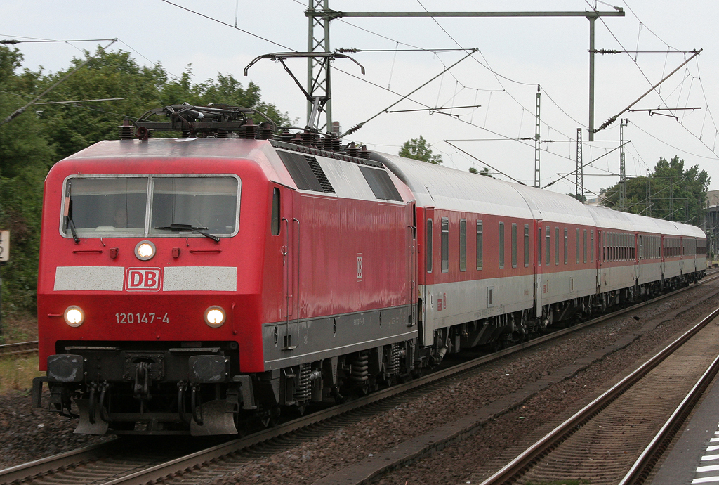 Die 120 147-4 zieht einen AZ zur Bereitstellung nach Dsseldorf Hbf durch Duisburg Schlenk am 19.06.2011