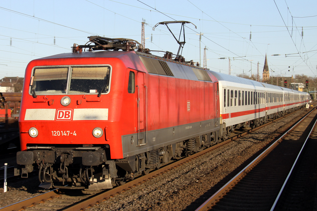 Die 120 147-4 zieht einen IC durch Mlheim Styrum am 25.03.2012
