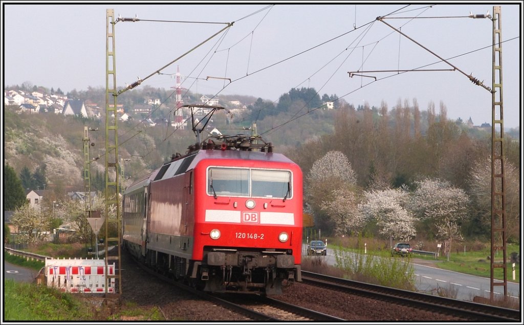 Die 120 148-2 mit einen IC am Haken unterwegs auf der rechtsrheinischen Strecke
bei Erpel, im April 2013.