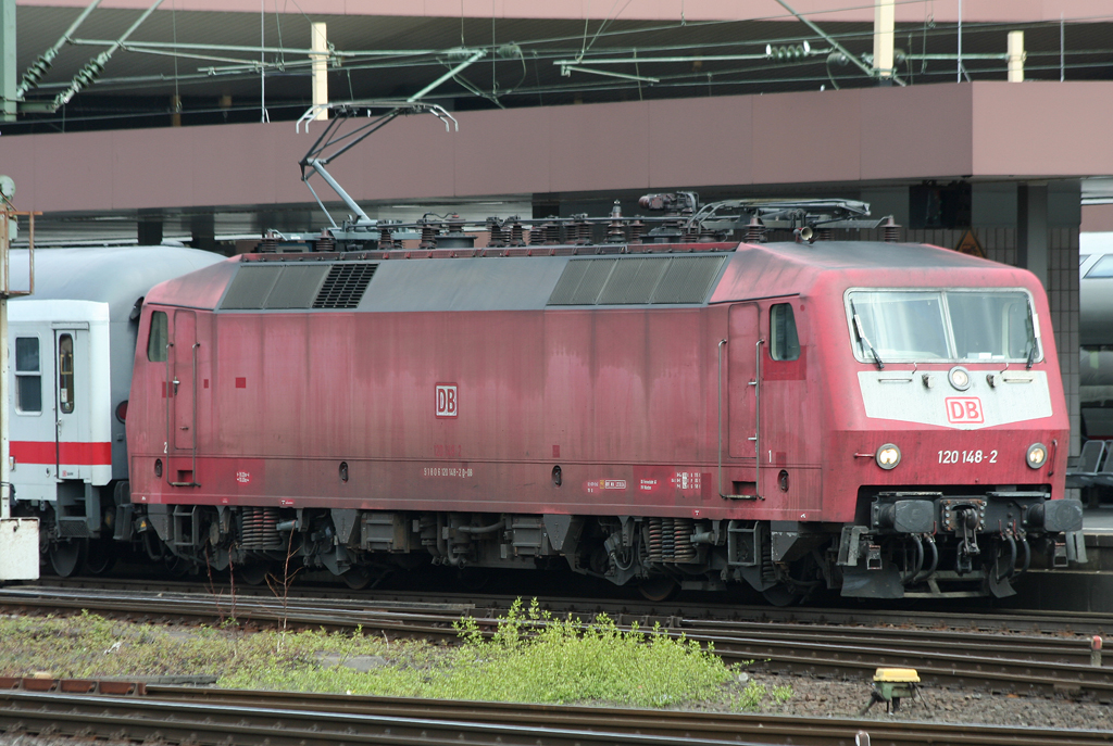 Die 120 148-2 in Orientrot mit Latz zieht einen IC nach Mnchen aus Dsseldorf am 16.04.2010