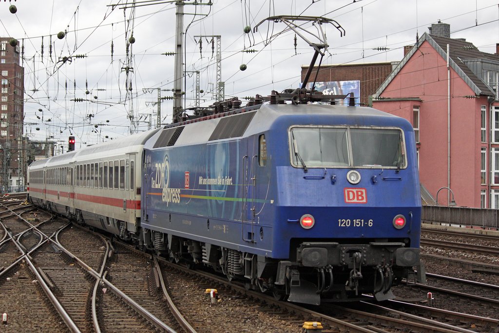 Die 120 151-6 bei der Ausfahrt aus Kln Hbf am 28,02,10