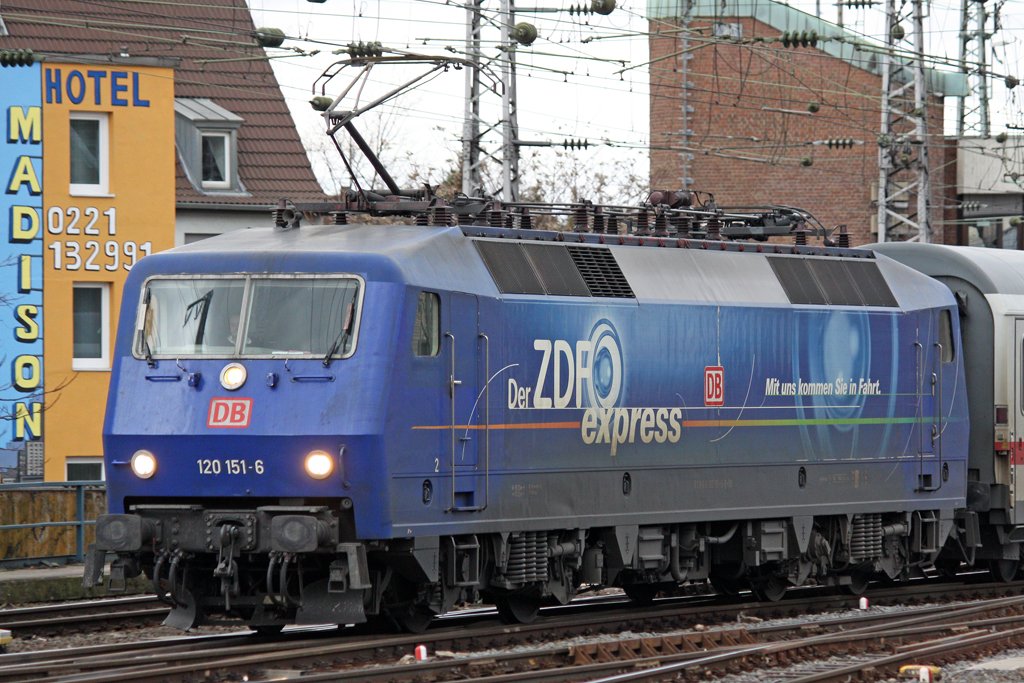 Die 120 151-6 bei der Einfahrt in Kln Hbf am 28,02,10
