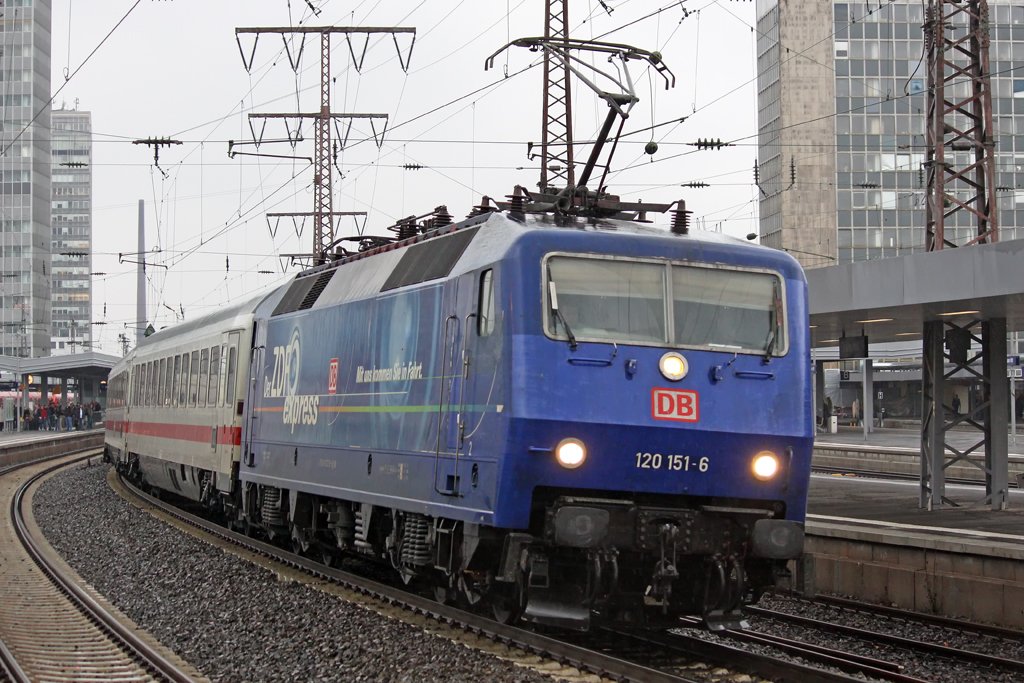 Die 120 151-6 mit dem IC 2861 von Kln Hbf nach Berlin Ostbahnhof in Essen Hbf am 26,02,10