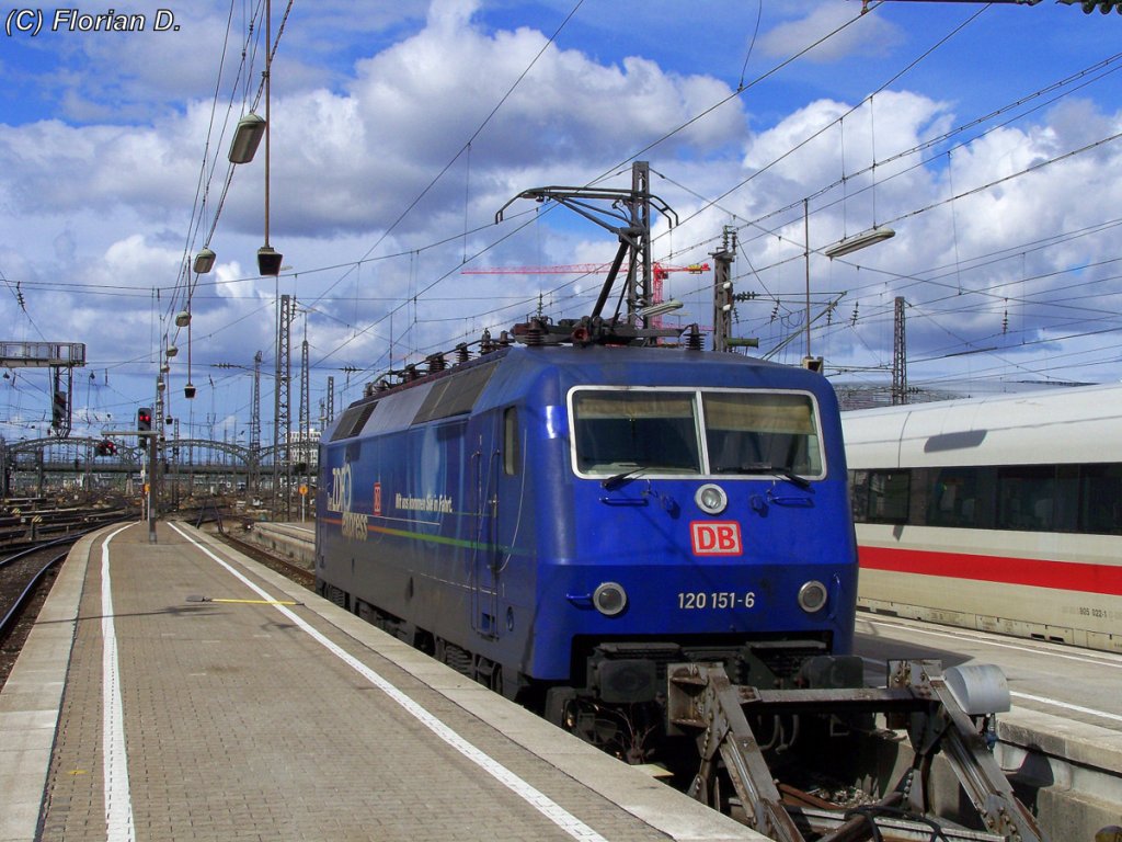 Die 120 151  ZDF-Express  auf einem Stunpfgleis am 27.03.2010 im Mnchener Hbf.