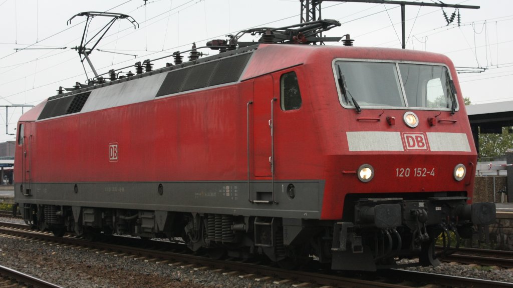 Die 120 152-4 rangierte am 17.10.2010 in Kln Messe/Deutz.