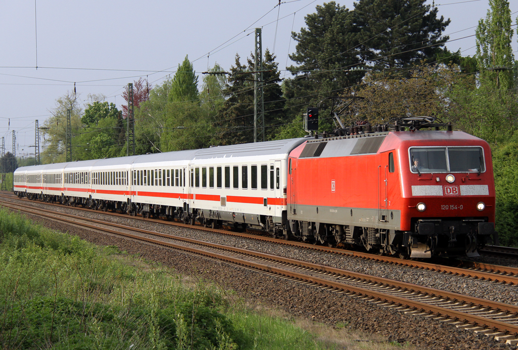 Die 120 154-0 mit einem IC durch Angermund am Abend des 01.05.2012