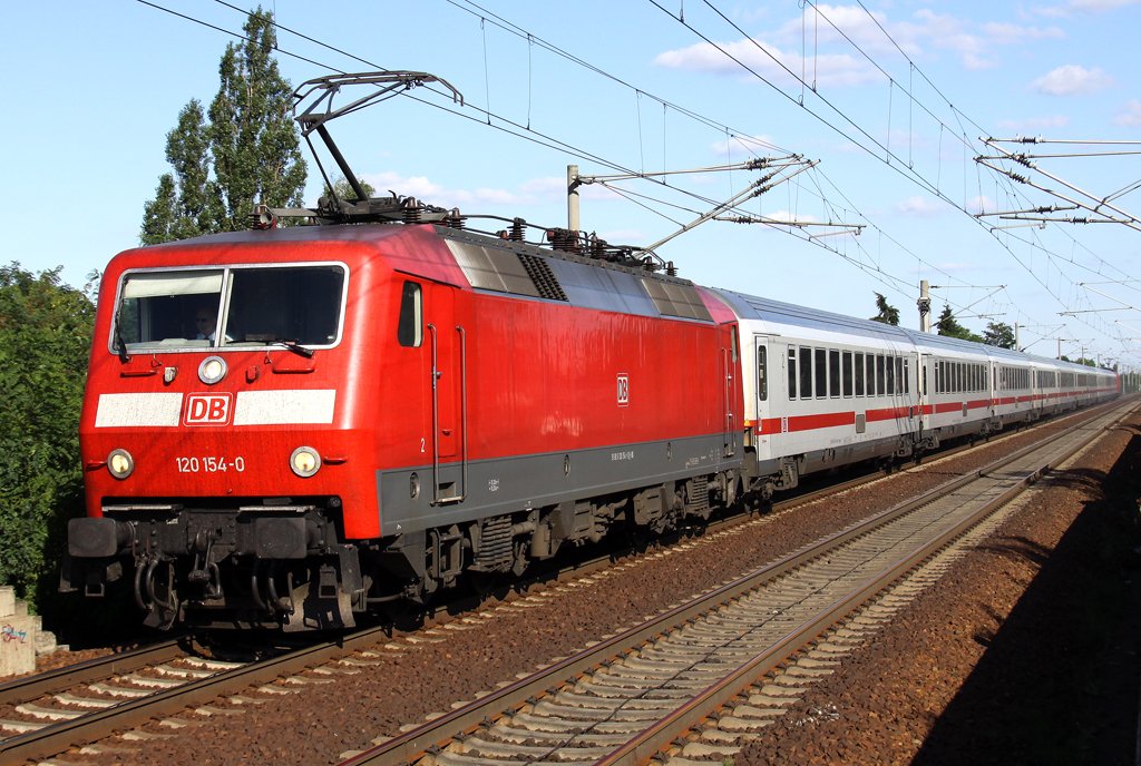 Die 120 154-0 zieht einen IC im Sandwich durch Albrechtshof am 12.08.2012