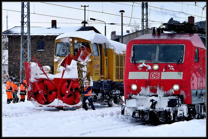 Die 120 154 will auch mit auf`s Bild. Schneeschleuder 40 80 947 5 155-4 wurde inzwischen gedreht.  Stralsund am 13.02.10 