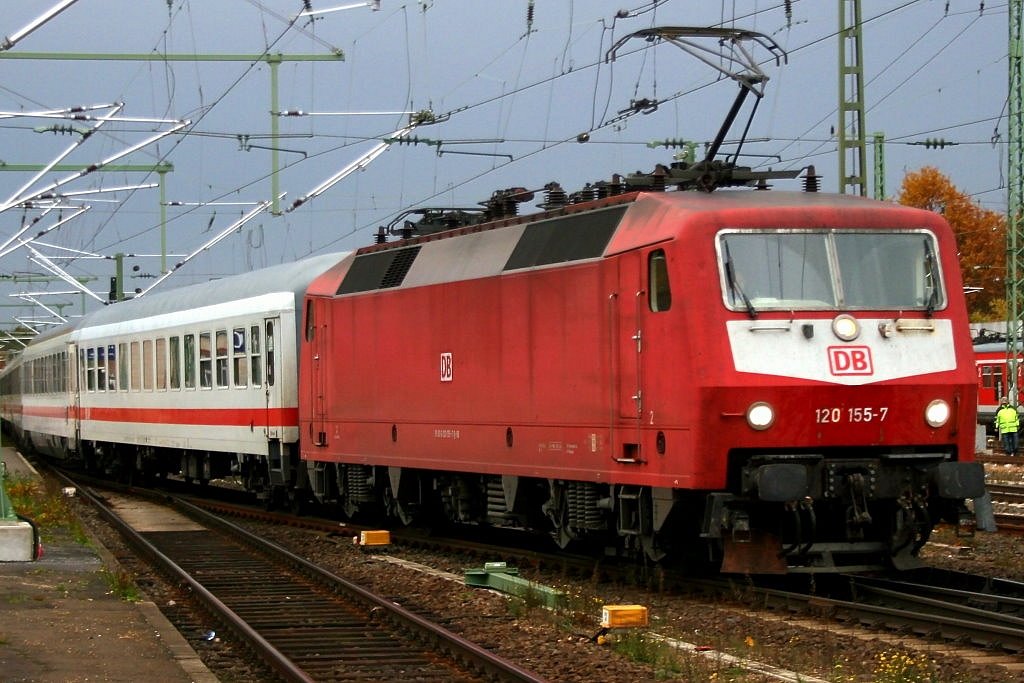Die 120 155-7 als IC kommend in Richtung Frankfurt Hauptbahnhof. Aufgenommen am 07.11.09 in Frankfurt Stadion auf Bahnsteig 1.