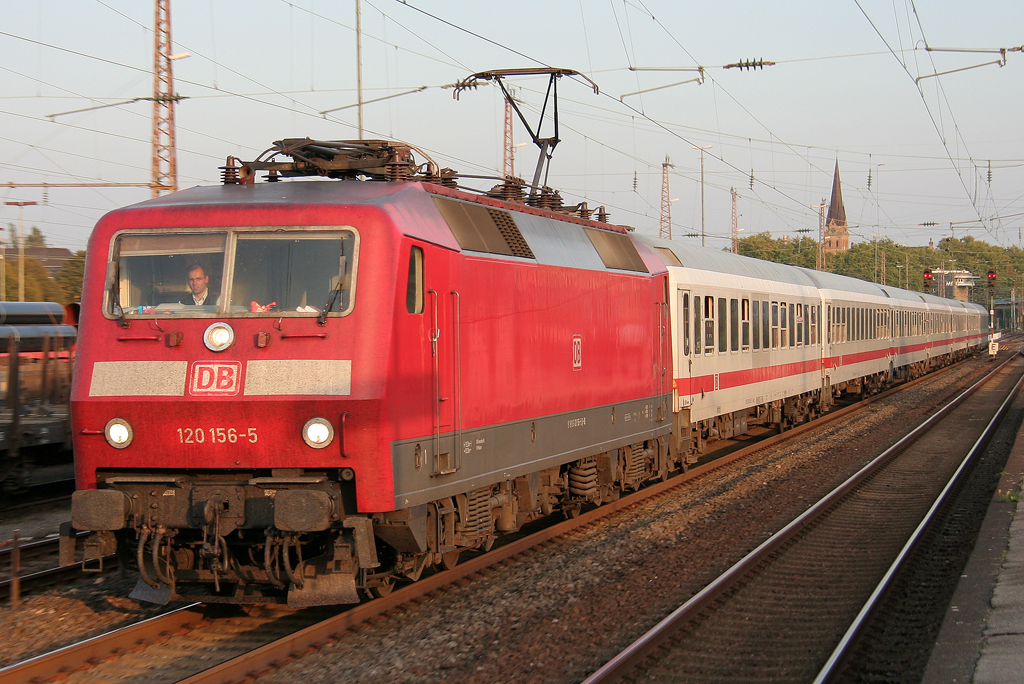 Die 120 156-5 zieht einen IC durch Mlheim Styrum am 25.09.2011