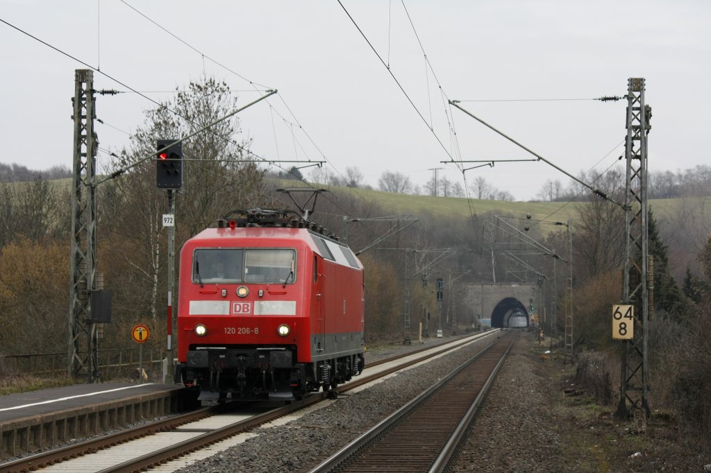 Die 120 206-8 fuhr am 26.02.2011 Solo durch Eilendorf.