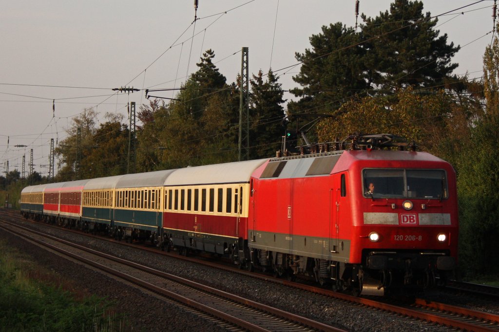 Die 120 206 zog am 25.9.11 den IC 2417 durch Dsseldorf-Angermund.