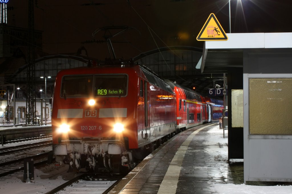 Die 120 207-6 mit dem RSX am 14.12.2010 in Aachen Hbf.