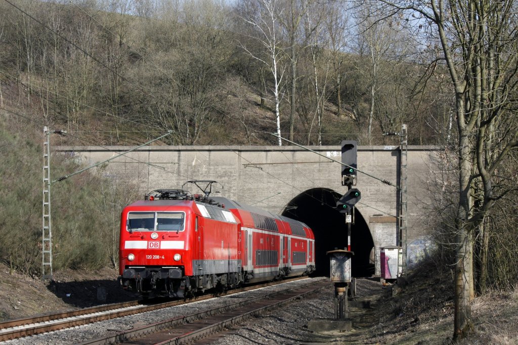 Die 120 208-4 fuhr am 08.03.2011 durch den Eilendorfer Tunnel.