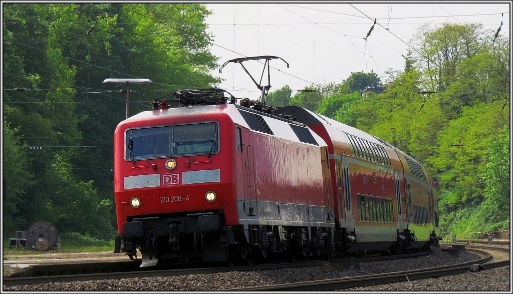 Die 120 208 -4 im Regio Verbund auf Weiterfahrt nach Siegen mit dem RE 9 am Haken.
bildlich festgehalten Anfang Mai 2013 am Bahnhof Eschweiler.