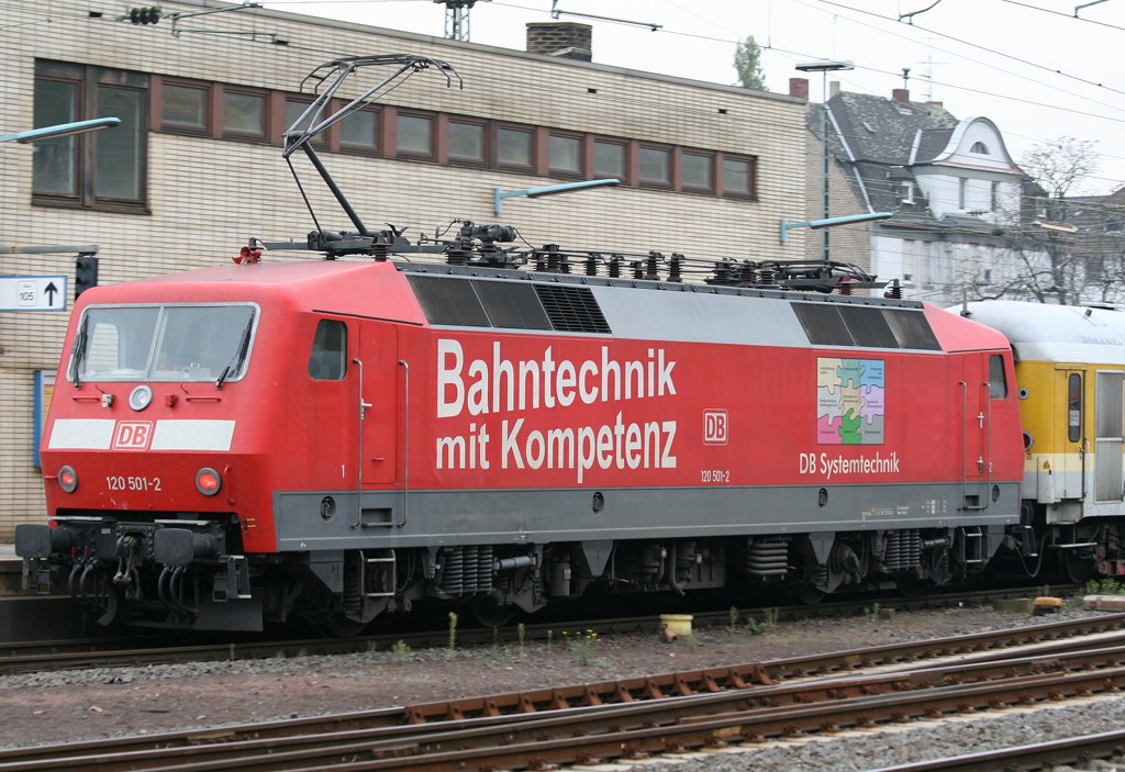 Die 120 501-2 der DB Systemtechnik Minden schiebt einen Messzug durch Koblenz HBF am 22.10.2009