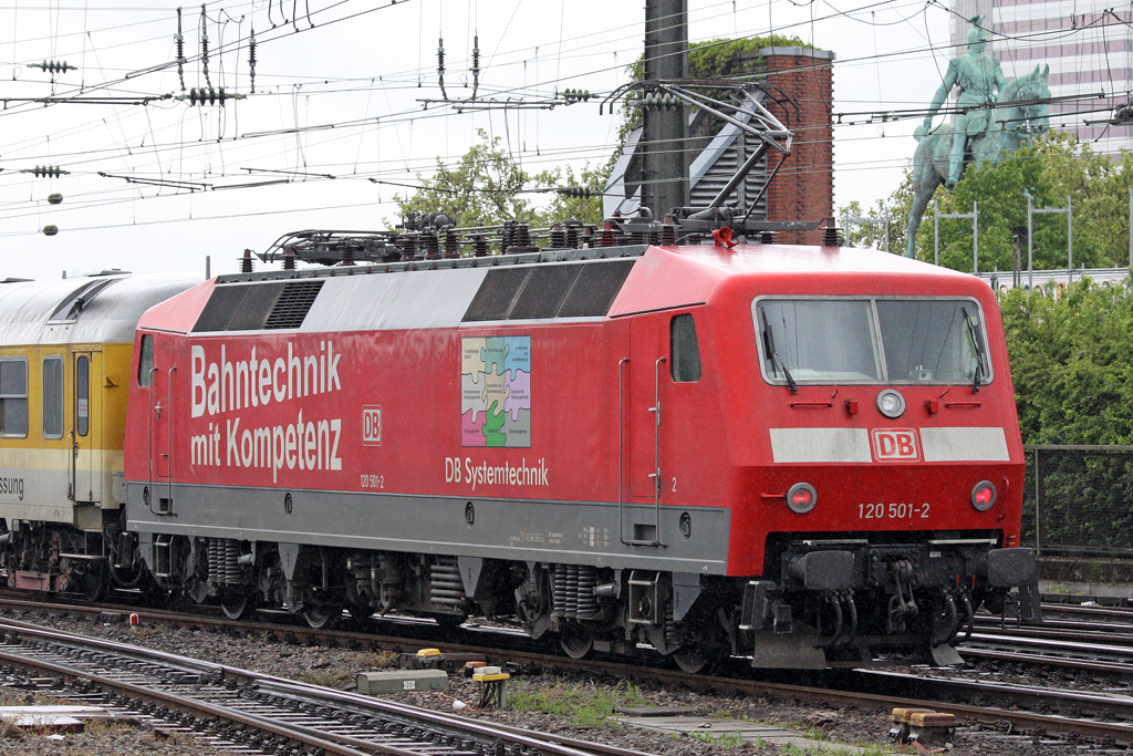 Die 120 501-2 der DB Systemtechnik in Kln Hbf am 07,05,10