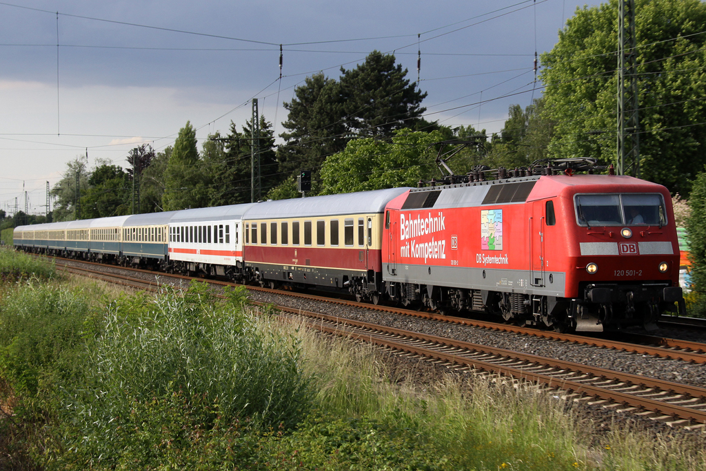 Die 120 501-2 der DB Systemtechnik heute mal mit dem IC 2417 von Flensburg nach Kln in Angermund am 10.06.2012