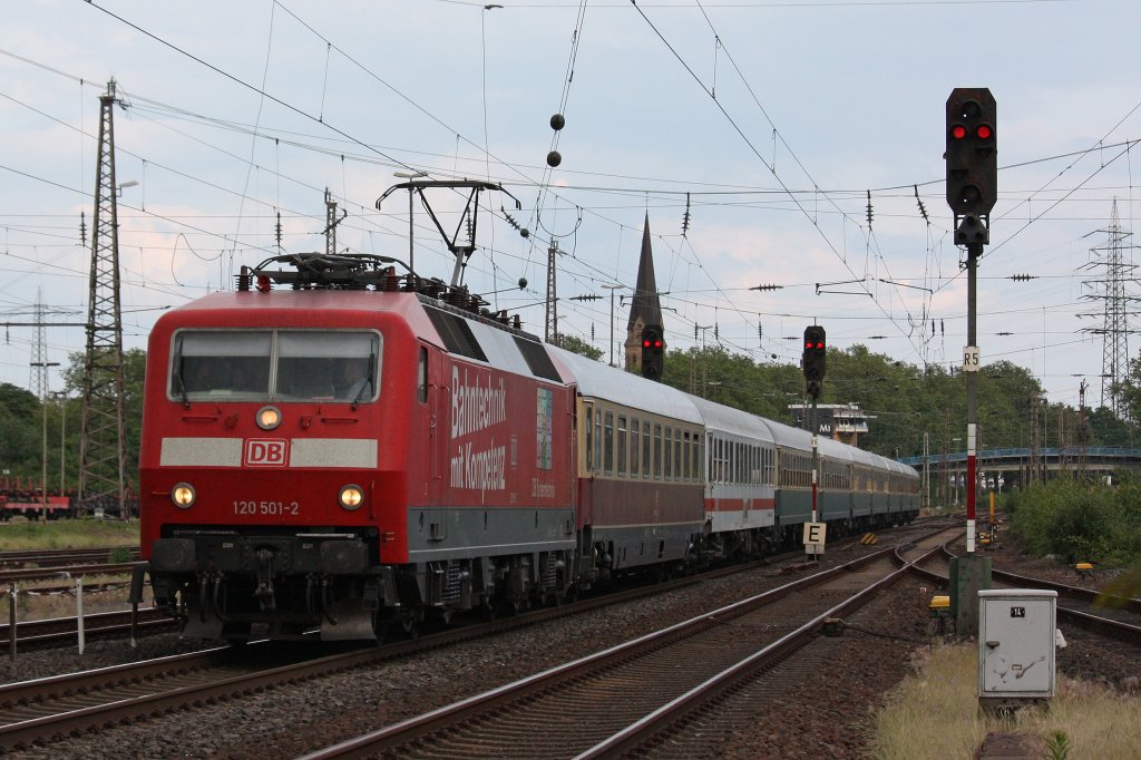 Die 120 501 der DB Systemtechnik Minden durfte am 10.6.12 den IC 2417 von Flensburg nach Kln ziehen.
Das Bild zeigt den Zug in Mlheim-Styrum.
Gru an den Tf!