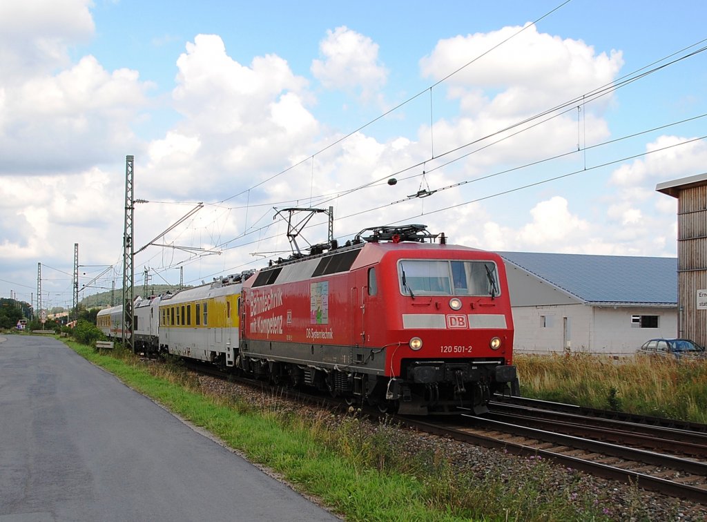 Die 120 501 durchfhrt mit ihrer Messgarnitur den Bahnof Zapfendrof in Richtung Bamberg, um die VECTRON zu testen, die noch im Zugverband hngt.